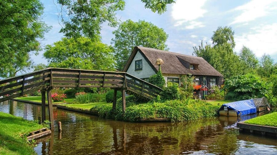 Giethoorn: 2 Hours 7 persons boat steeringwheel + cushions - Why steering an electric sloop is the real Giethoorn experience