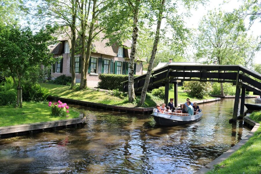 Giethoorn: 2 Hours 7 persons boat steeringwheel + cushions - Picking up at Koppers Giethoorn: parking and meeting point sanity
