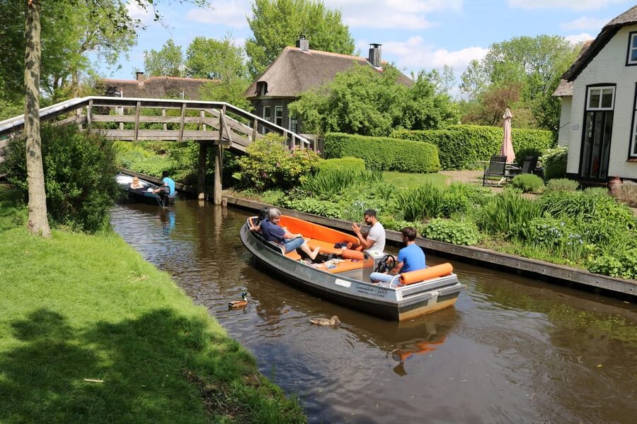 Giethoorn: 2 Hours 7 persons boat steeringwheel + cushions - Who this boat rental suits best