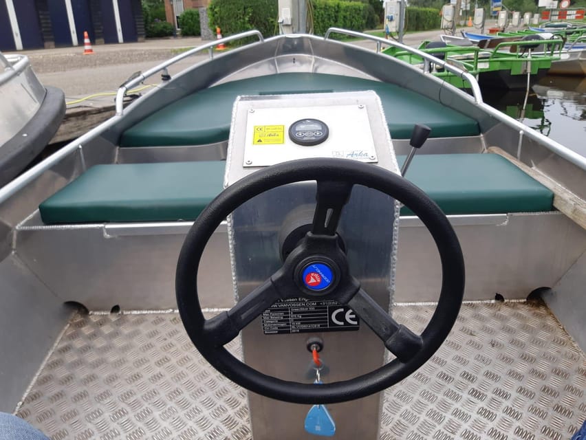 Giethoorn: 2 Hours 8 persons boat steeringwheel + cushions - Why a self-steered electric sloop is the right way to see Giethoorn