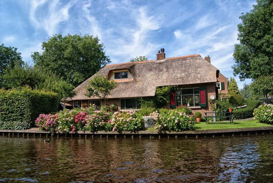 Giethoorn: 2 Hours 8 persons boat steeringwheel + cushions - Nature of Giethoorn, where slower beats are more fun