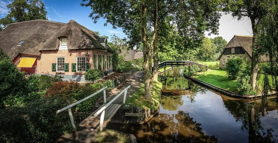 Giethoorn: 2 Hours 8 persons boat steeringwheel + cushions - Plan your own stops, museum coffee, and island breaks