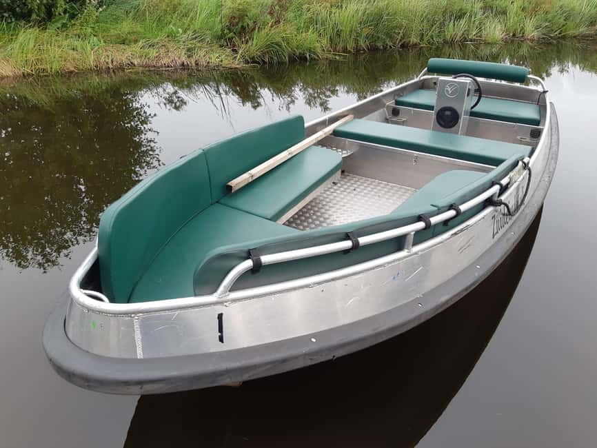 Giethoorn: 2 Hours 8 persons boat steeringwheel + cushions - Private group time, and what it means for your day