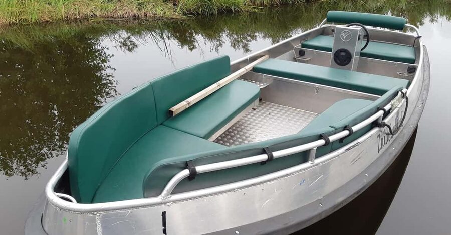 Giethoorn: 2 Hours 8 persons boat steeringwheel + cushions - Maaiensteeg pickup and your first minutes on the water