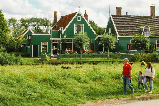 Giethoorn and Zaanse Schans Tour With Local Guide - Zaanse Schans in one hour, how to prioritize the windmills