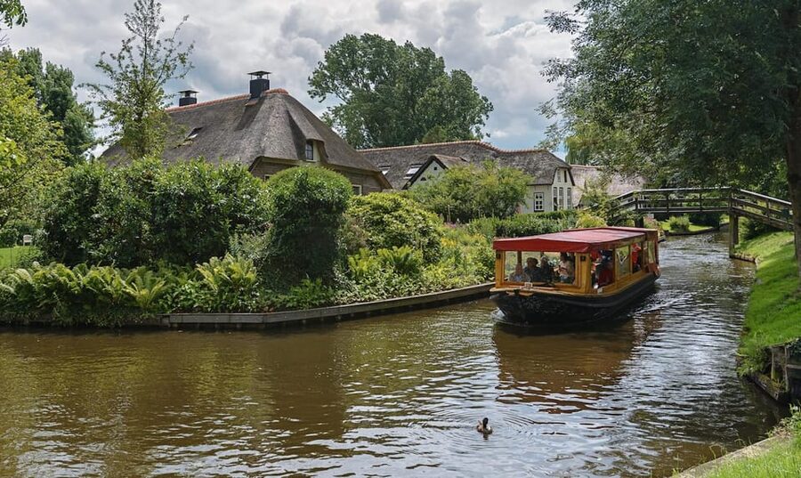 Giethoorn: Canal cruise Giethoorn village and lake - Sliding Past Thatched Houses and Wooden Foot Bridges