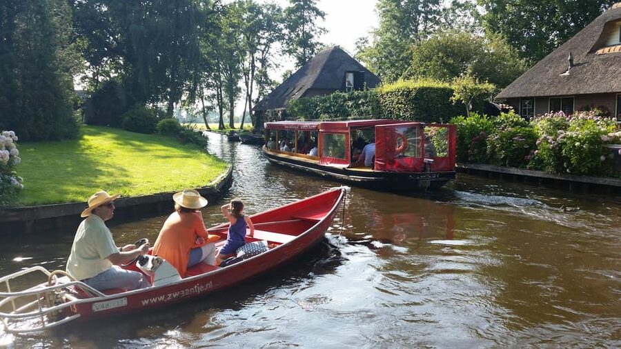 Giethoorn: Canal cruise Giethoorn village and lake - Captain Commentary vs Audio Guide, and How to Use Both