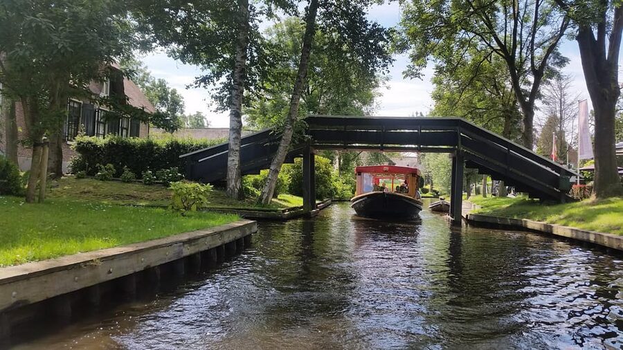 Giethoorn: Canal cruise Giethoorn village and lake - Your 1-Hour Ride on a Weatherproof Electric Boat