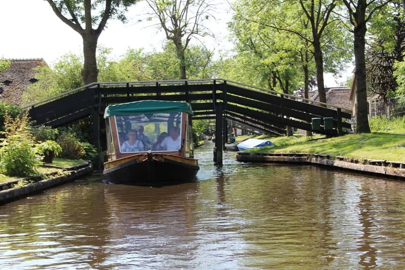 Giethoorn: Canal Cruise & lake Tour & Sightseeing Village - Key highlights at a glance