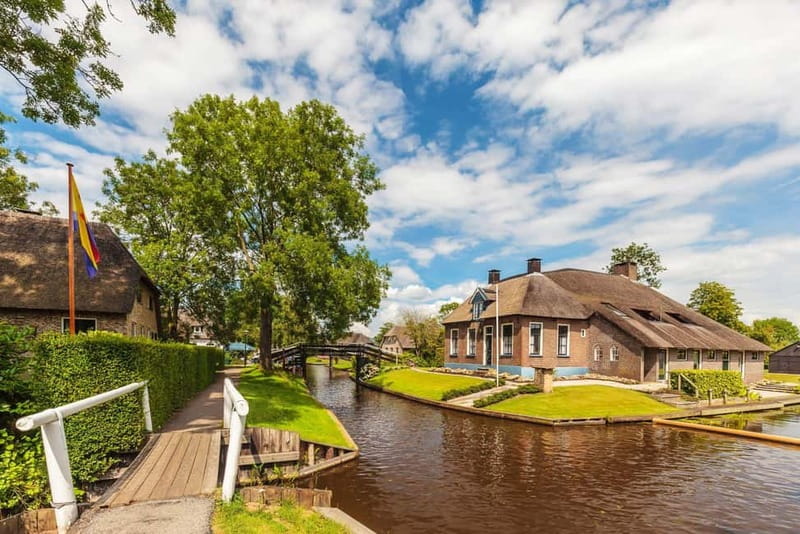 Giethoorn: Canal Cruise & lake Tour & Sightseeing Village - Heated boat comfort, plus time to wander Giethoorn your way
