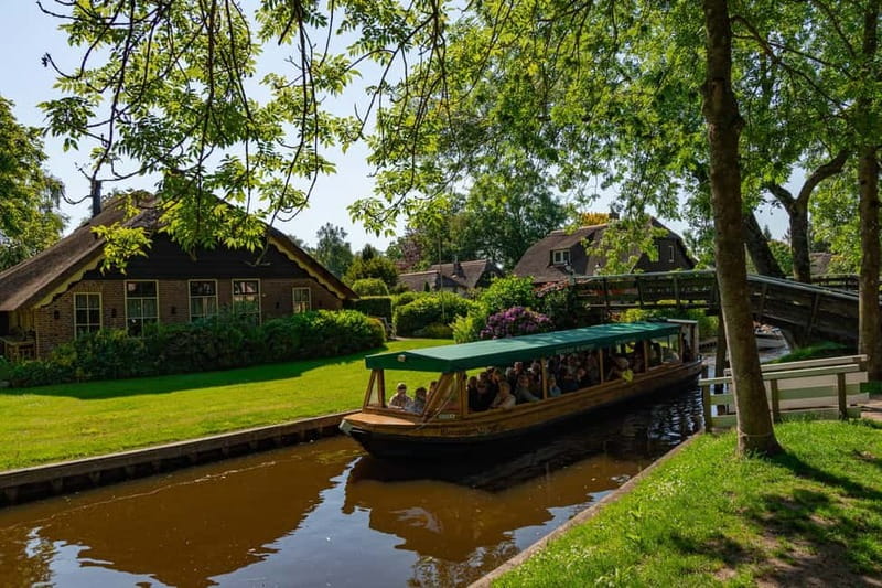 Giethoorn: Canal Cruise & lake Tour & Sightseeing Village - The fixed departure times you need to plan around