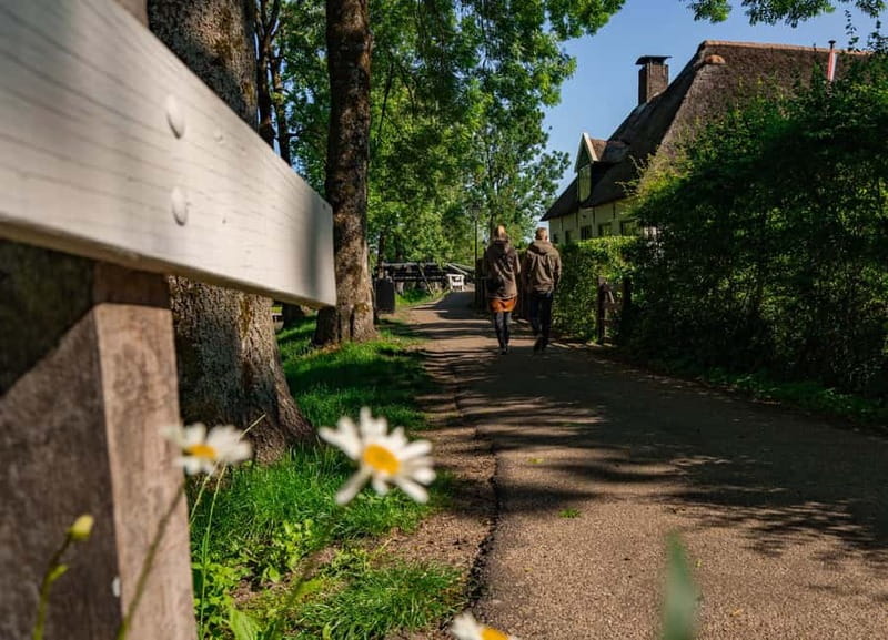 Giethoorn: Canal Cruise & lake Tour & Sightseeing Village - After the cruise: map time, shopping, and museum discounts