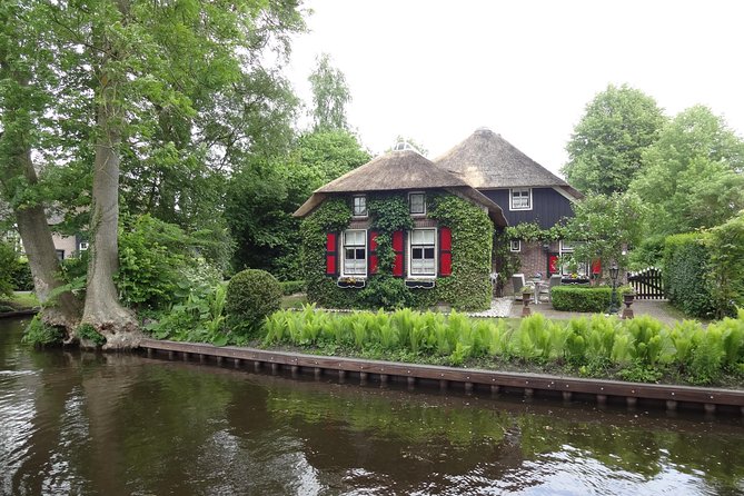 Giethoorn Day Tour from Amsterdam with Small Boat Ride - Free time in Giethoorn, how to use it well