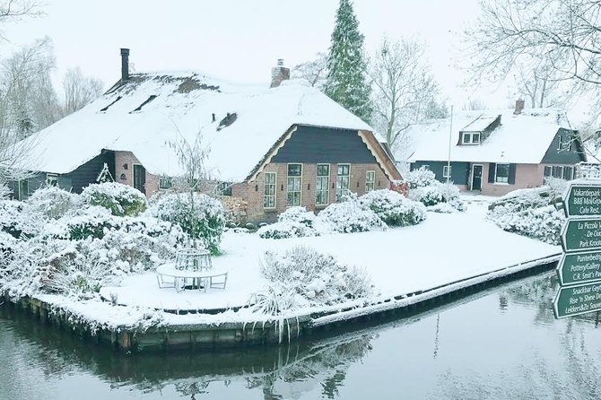 Giethoorn Day Tour from Amsterdam with Small Boat Ride - Crowds and crowd control, the real Giethoorn trade-offs