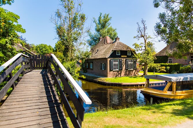Giethoorn Day Trip from Amsterdam with Boat Trip - Giethoorn feels like a reset button from Amsterdam