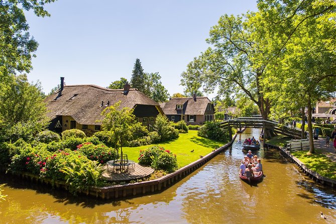 Giethoorn Day Trip from Amsterdam with Boat Trip - The guide and narration: why it can feel hit-or-miss