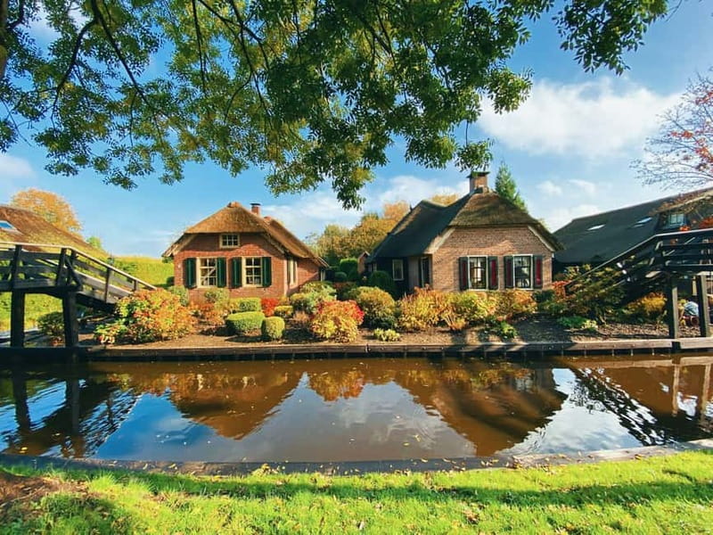 Giethoorn : Luxury Private open boat tour with local captain - Entering Giethoorn by water, not by stress