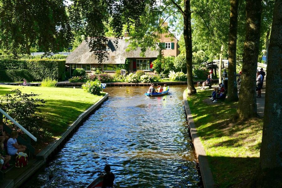 Giethoorn : Luxury Private open boat tour with local captain - Sailing onto the lake: swans and quieter water moments