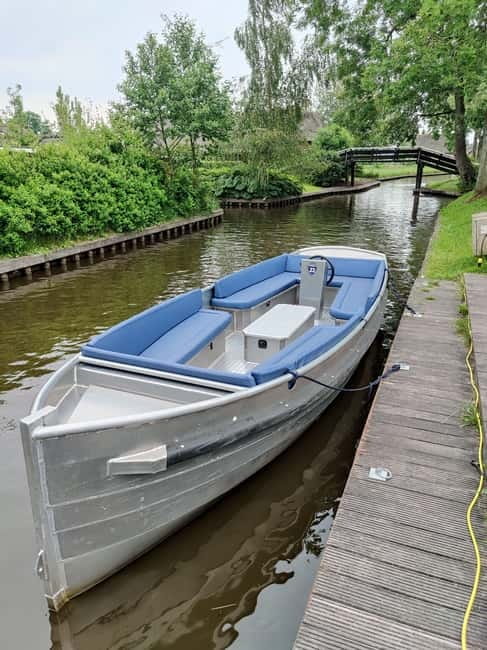 Giethoorn : Luxury Private open boat tour with local captain - The boat setup: open roof comfort with modern touches