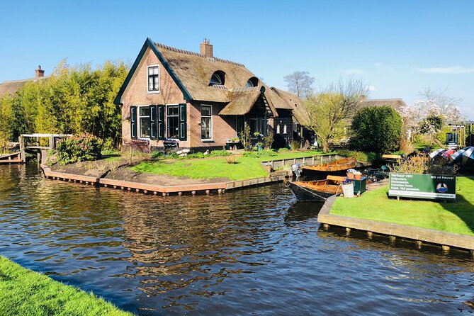 Giethoorn Private 1 or 2 Hour VIP Boat Tour - Where you meet in Giethoorn, and why the location matters