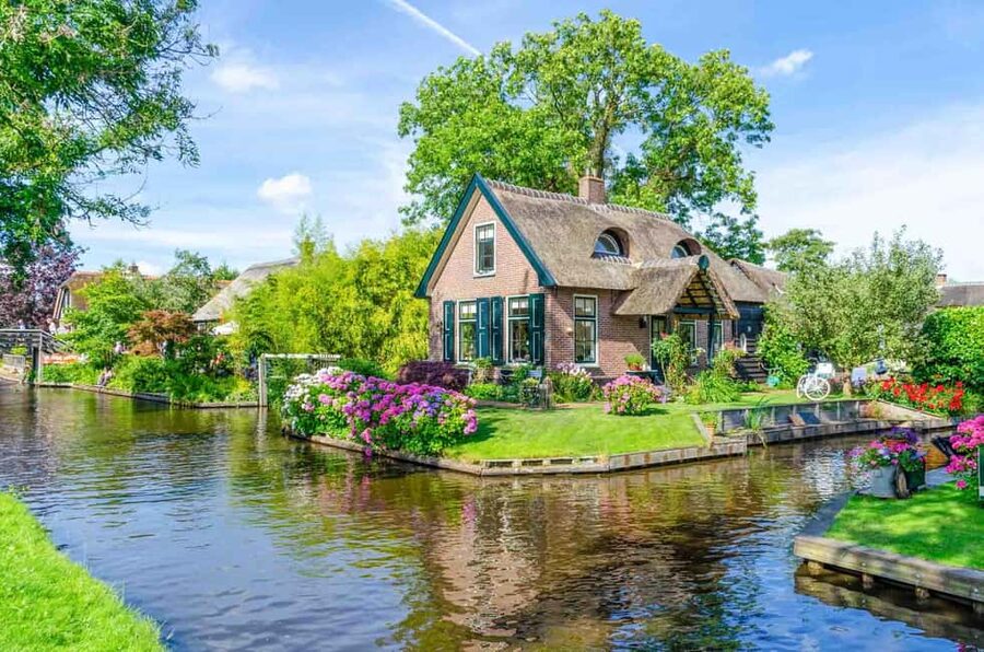 Giethoorn: Self-Drive Boat Rental for up to 12 People - Key points at a glance