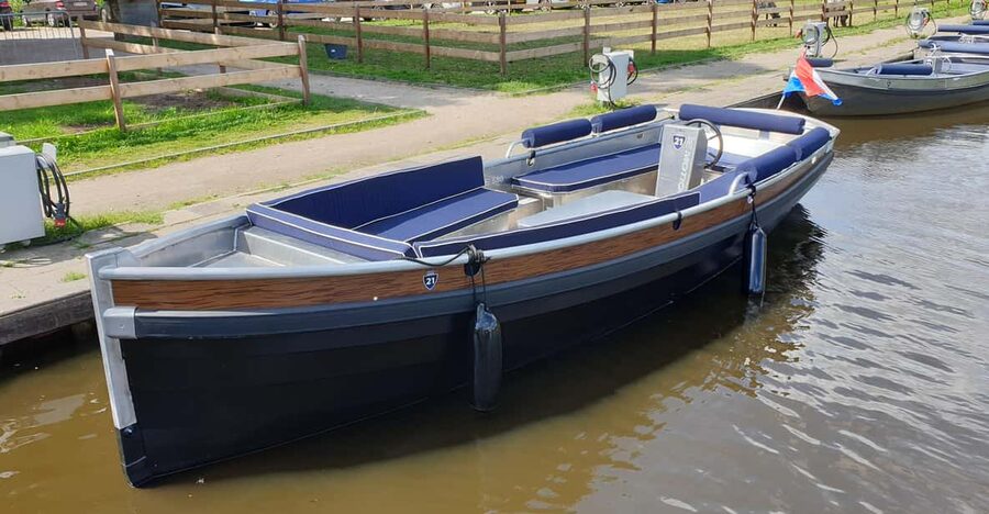 Giethoorn: Self-Drive Boat Rental for up to 12 People - Toilet and parking perks: free convenience, with one caveat
