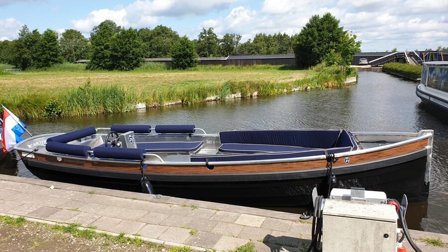 Giethoorn: Self-Drive Boat Rental for up to 12 People - Group size and who this suits best