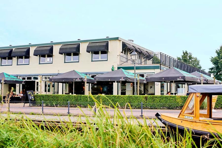Giethoorn: Sightseeing Boat Tour - The guide talk: stories with humor and village context