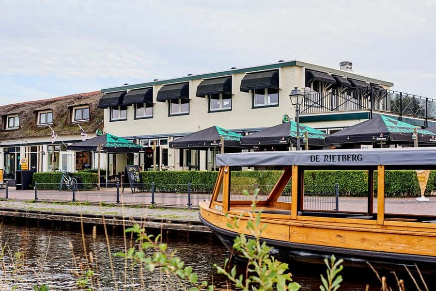 Giethoorn: Sightseeing Boat Tour - Henri Willig cheese shop: an easy optional add-on