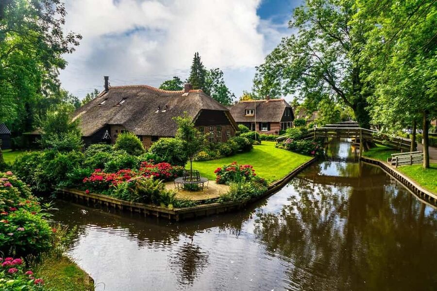 Giethoorn: Sightseeing Boat Tour - Drinks on board: know the simple rule
