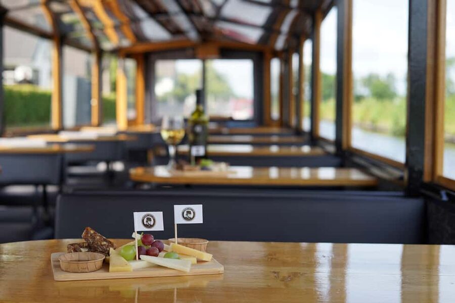 Giethoorn: Sightseeing Boat Tour - Price and value: why $11 can make sense here
