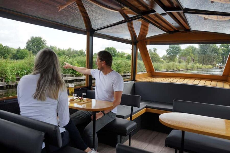 Giethoorn: Sightseeing Boat Tour - Getting oriented at Grand Café Henri Willig