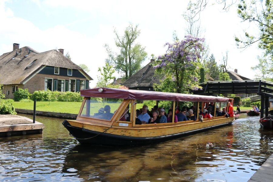 Giethoorn: Village & National Park Canal Cruise with Coffee - Coffee, Comfort, and What to Bring Onboard