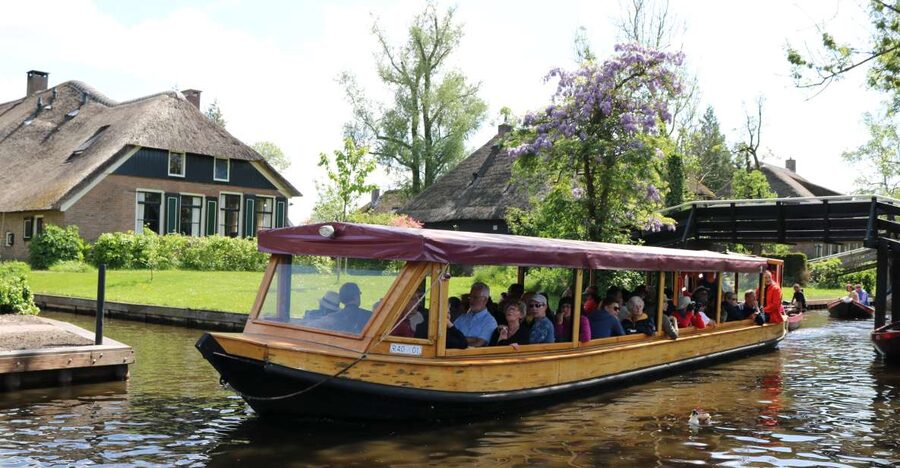 Giethoorn: Village & National Park Canal Cruise with Coffee - Giethoorn by E-Boat: Car-Free Village Views From Water Level