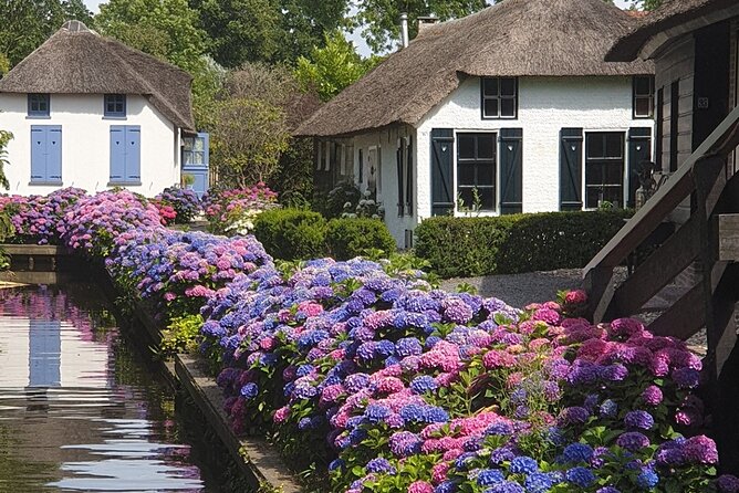 Giethoorn, Zaandam & Zaanse Schans Day Tour w/ Small Boat Ride - Giethoorn by electric boat: the Venice-of-the-Netherlands feeling, up close