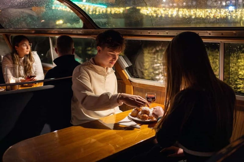 Groningen: Candlelight tour - Glühwein, oliebollen, and how the snacks set the mood
