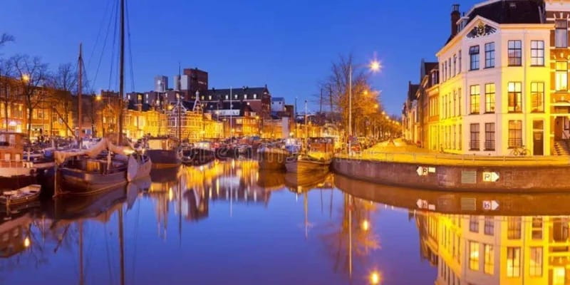 Groningen: Candlelight tour - Meeting point near busstation and Groningermuseum