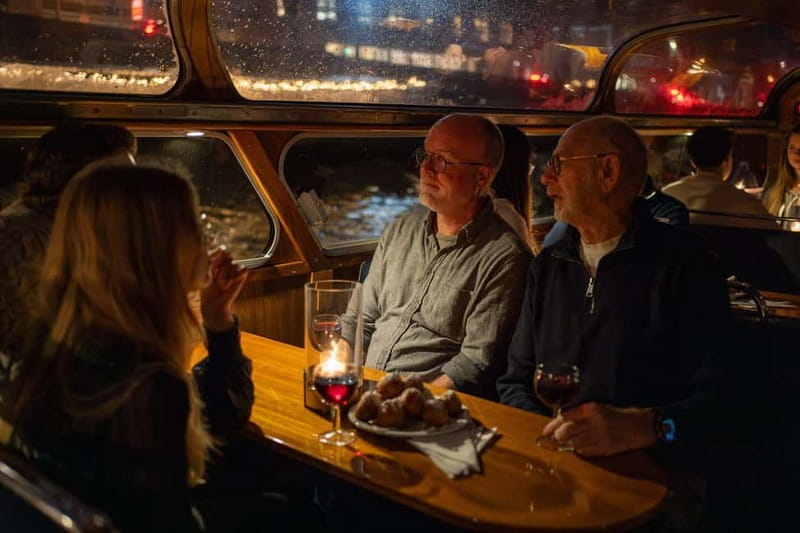 Groningen: Candlelight tour - The one-hour flow, lit bridges and towers from the water
