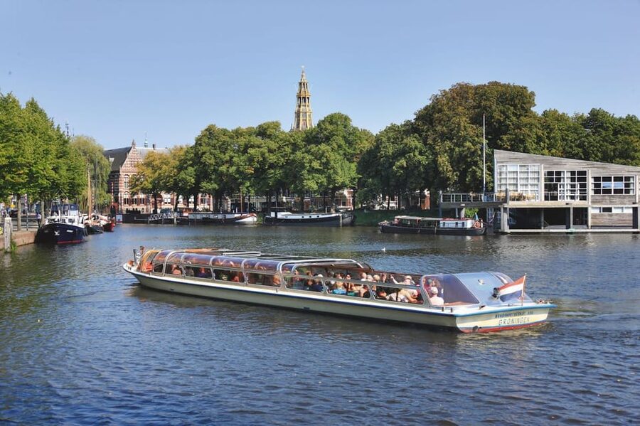 Groningen: City Canal Cruise - First Float From Stationsweg: Getting On Rondvaartbedrijf Kool