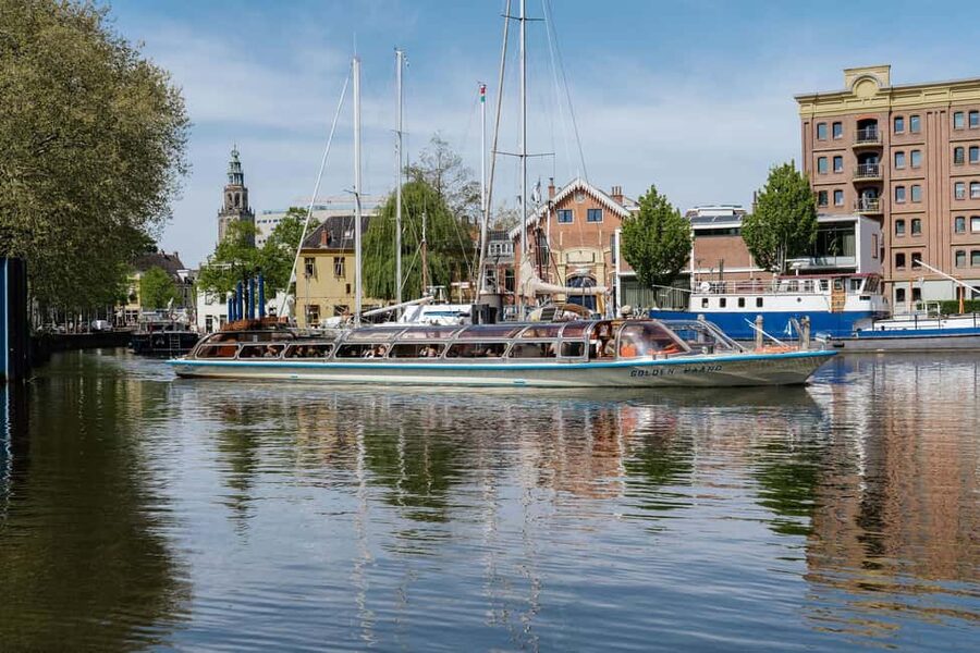 Groningen: City Canal Cruise - How the Commentary Works: Audio and Text Guidance (and Why Timing Matters)