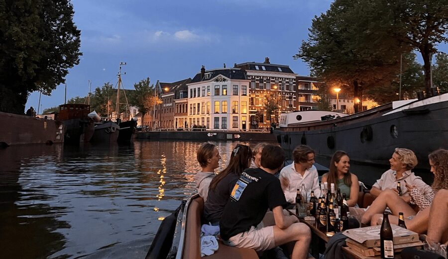 Groningen: City canal cruise (with unlimited drinks) - Unlimited drinks, but with clear rules
