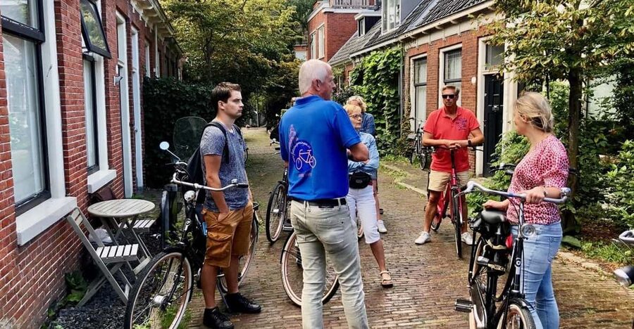 Groningen: City Highlights Bike Tour - Groninger Museum area: kicking off with a strong city landmark