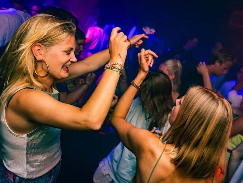 Groningen: Pub Crawl with Pub Quiz, Free Shots and Games - Pub Quiz First: Why this works in Groningen