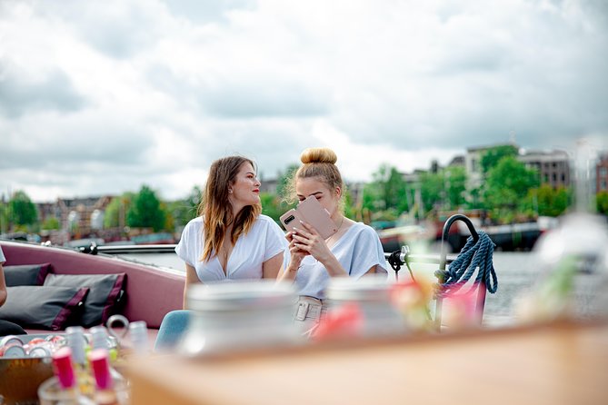 Guided Amsterdam Canal Cruise – Snacks & Drinks on board(1 Hour) - Who should book this cruise?