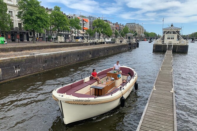 Guided Amsterdam Canal Cruise – Snacks & Drinks on board(1 Hour) - Where you start: Oudezijds Voorburgwal and what to watch for