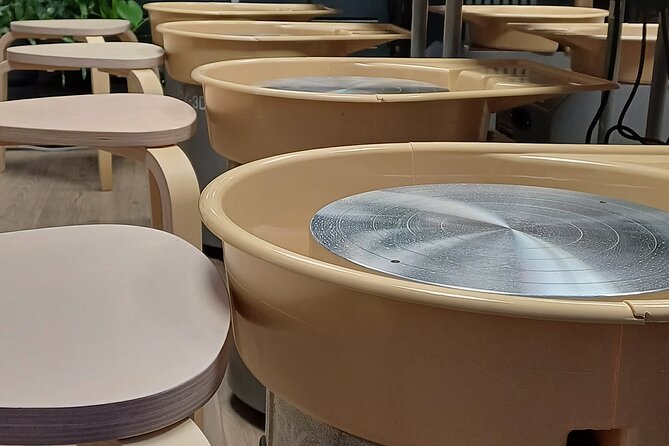 Guided Pottery Workshop on a Turntable in Choorstraat - Pottery on a studio turntable, and why it works for beginners