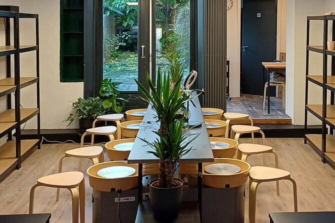 Guided Pottery Workshop on a Turntable in Choorstraat - The break: coffee and cake, or prosecco with nuts