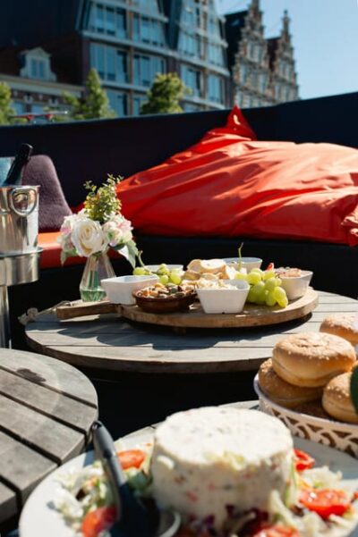 Sightseeing Boat Tour with Snacks and Drinks