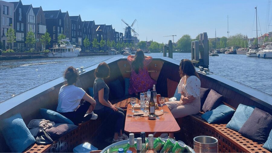Haarlem: Sightseeing Boat Tour with Snacks and Drinks - Mo’s guiding style: English support, Dutch moments, and real interaction