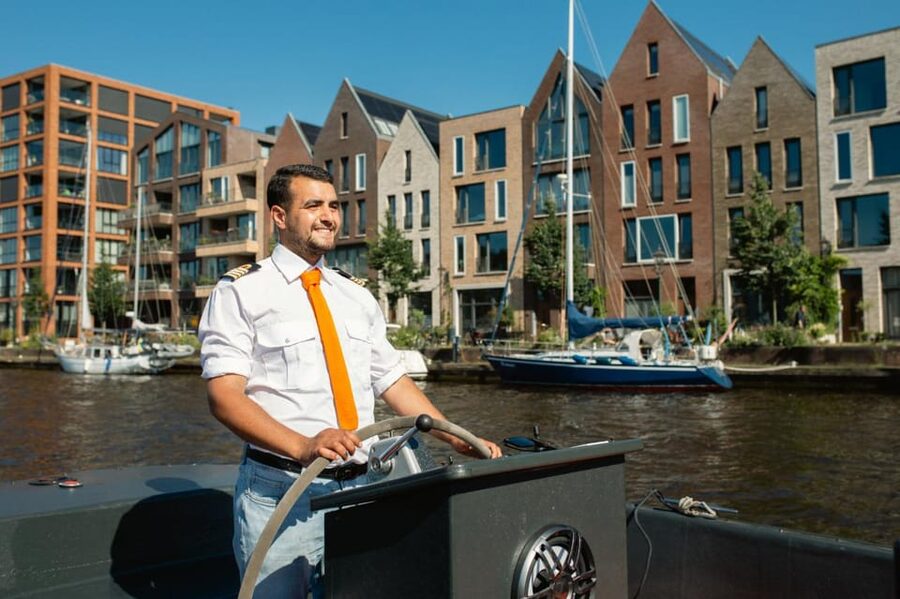 Haarlem: Sightseeing Boat Tour with Snacks and Drinks - Why this feels calmer than bigger canal tours